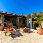 Holiday Bukovac * بولا